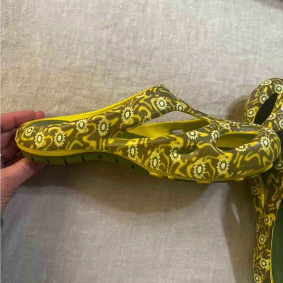 KEEN Women’s Yellow and Black Floral “gentlefullness” Clogs - Picture 5 of 8